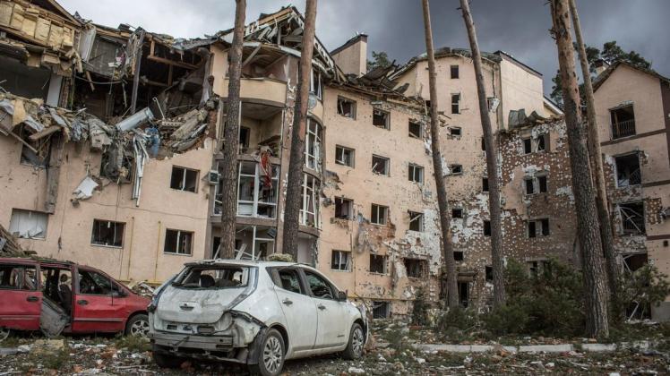 Bilder wie dieses rufen bei Hans Ebeling Erinnerungen an den zweiten Weltkrieg wach: Ein Wohnhaus ist nach einem Beschuss, 26 Kilometer westlich von Kiew zerstört worden.