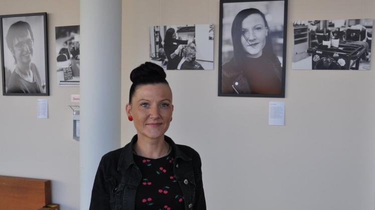 Eine der Alltagsheldinnen in der Fotoausstellung ist Friseurin Moni vom Salon Klier in Parchim.
