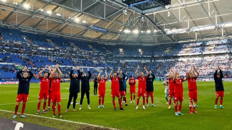 Riesenjubel beim FC Hansa nach dem 4:3 auf Schalke. Hier feiern die Spieler mit den Fans in der Gäste-Kurve.