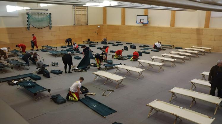 Die Sporthalle des Berufsschulzentrums Nord in Wismar wird zur Notunterkunft für Kriegsflüchtlinge aus der Ukraine hergerichtet.