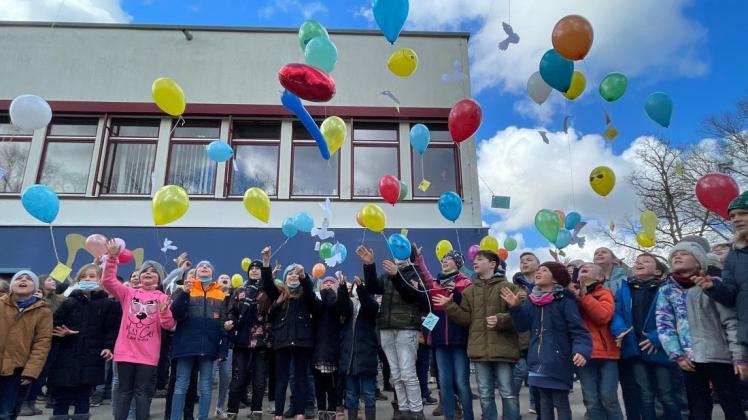 Kinder der Paulo-Freire-Schule ließen am Freitag Luftballons mit Friedenswünschen aufsteigen.