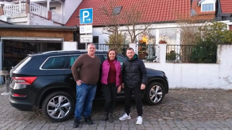 Mit dem Auto und einem Kleintransporter wollen Christian Breiler (l.), Larysa Breiler und Peter Brandenburg in die Ukraine fahren, um dort den Menschen zu helfen.