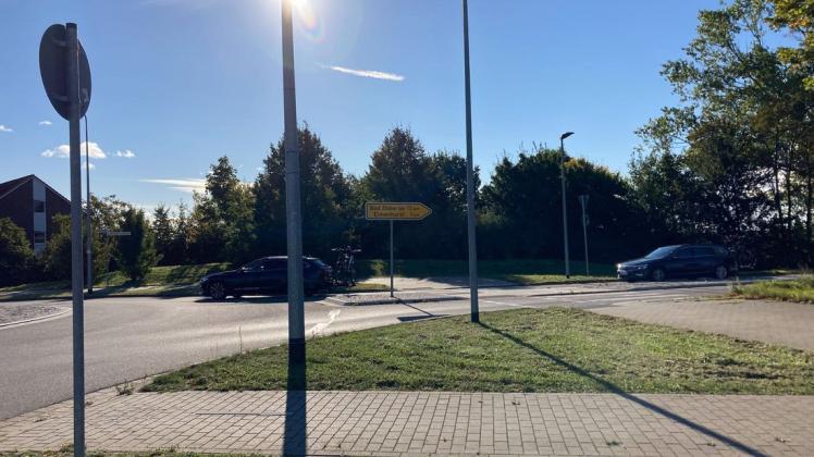 Auf der Fläche in Diedrichshagen hinter dem Schild Richtung Elmenhorst ist noch Platz für einen Supermarkt, ist der Ortsbeirat Warnemünde sich sicher.