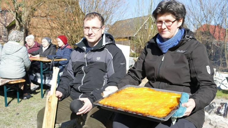 Am Weltgebetstag hatten Pastor Christian Lange und Gemeindepädagogin Katrin Pägelow für die Besucher im Pfarrgarten Cricket und Shepherd's Pie vorbereitet.