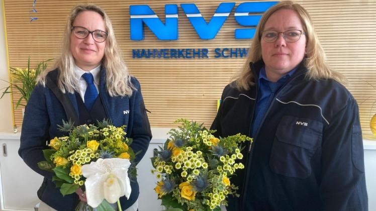 Kathrin Valentin und Christine Hellriegel (r.) gehören zum Team im neuen Kundencenter des Nahverkehrs am Marienplatz. Sie bekamen Blumen zur Eröffnung.