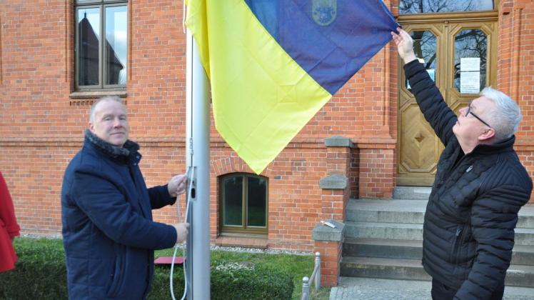 Amtsleiter Gerd Holger Golisz hisste zusammen mit Burkhard Jung die ukrainische Flagge vor dem Rathaus in Lübz.