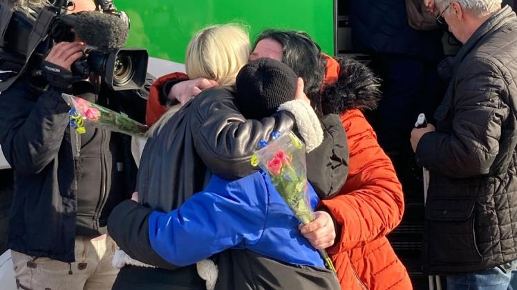 Ukrainische Flüchtlinge umarmen sich bei ihrer Ankunft in Parchim. Die Aktion des MSV Pampow aus der Nähe von Schwerin für Flüchtlinge aus der Ukraine fand am Freitag Nachmittag ein vorläufiges, glückliches Ende.