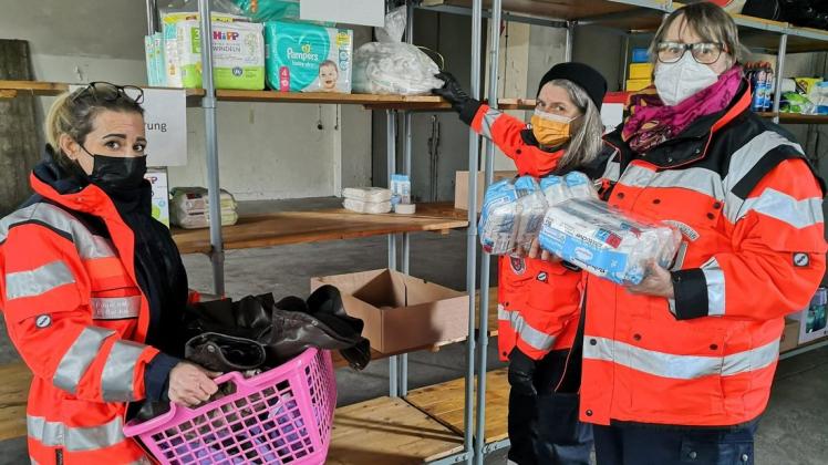 Schnell füllen sich die Regale der neuen Sammelstelle mit Spenden für die Menschen in der Ukraine. Ebru Saribas (von links), Heike Rose und Claudia Richter sortieren warme Jacken und Hygieneartikel in die Regale.