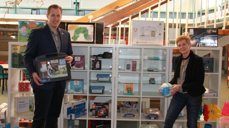 Bürgermeister Dennis Neumann und Petra Heuchert von der Bibliothek Bleckede eröffnen die „Bibliothek der Dinge“.