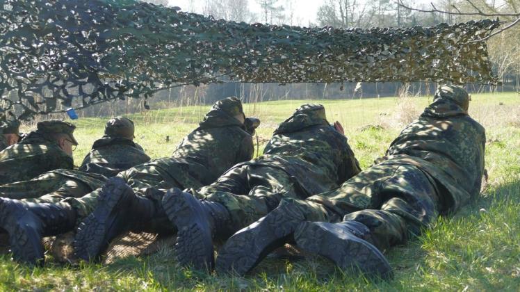 Die Gegend im Auge behalten: In ihrer fünften Ausbildungswoche lernen die Bundeswehrrekruten in Hagenow unter anderem, wie sie Meldungen abgeben.
