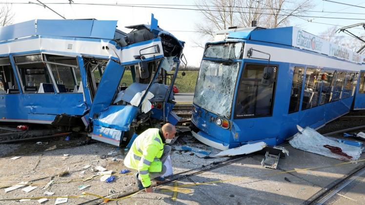 Nach einem Zusammenstoß von zwei Straßenbahnen dokumentieren Sachverständige die Lage. 26 Menschen wurden bei dem Unfall verletzt. Auch einer der Fahrer wurde schwer verletzt. Nach einem Zusammenstoß von zwei Straßenbahnen dokumentieren Sachverständige die Lage. 26 Menschen wurden bei dem Unfall verletzt. Auch einer der Fahrer wurde schwer verletzt.