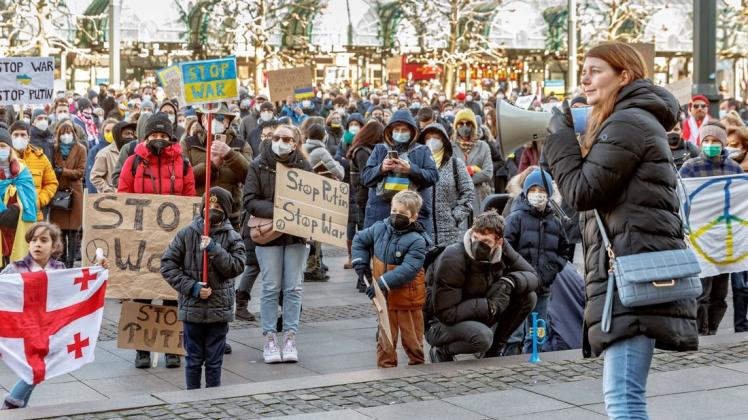 Bereits am 27. Februar demonstrierten zahlreiche Menschen auf dem Hamburger Rathausmarkt gegen den Krieg.