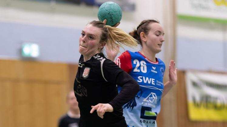 Sophie Peters (am Ball), zeigte im Innenblock des MTV Dänischenhagen eine gute Leistung. Zudem gelangen ihr drei Tore am Kreis. Hier ist sie der Eutinerin Malin Maczey entwischt. Der MTV verlor das Heimspiel gegen die HSG Holsteinische Schweiz mit 19:22 und muss in die Abstiegsrunde der Handball-Landesliga.