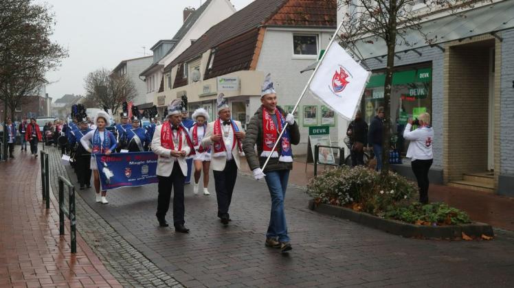 Ummarsch: Im letzten Jahr zog die Stadtgarde zum ersten Mal durch Nortorfs Straßen.