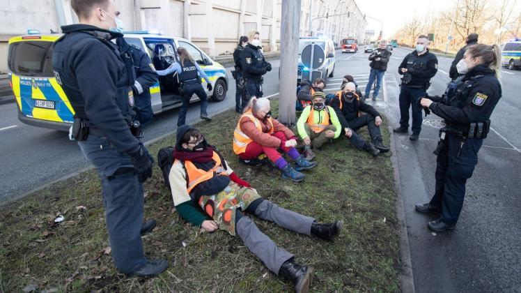 Polizisten haben erst Im Februar Aktivisten der "Letzten Generation" nach einer Blockadeaktion am Airportring am Flughafen Frankfurt festgesetzt.