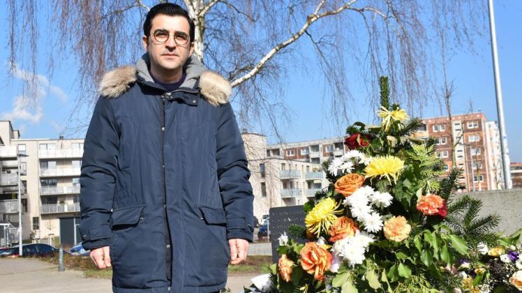 Inzwischen sind die Blumen an der Gedenkstätte für Mehmet Turgut wieder aufgestellt. Freitagnacht hatte Seyhmus Atay-Lichtermann dort ein Bild der Verwüstung aufgefunden.