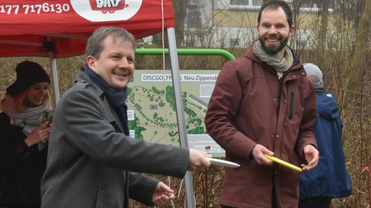 Oberbürgermeister Rico Badenschier probiert das erste Mal Disc-Golf aus. Die Anlage in Schwerin Neu Zippendorf ist am Donnerstag eingeweiht worden.