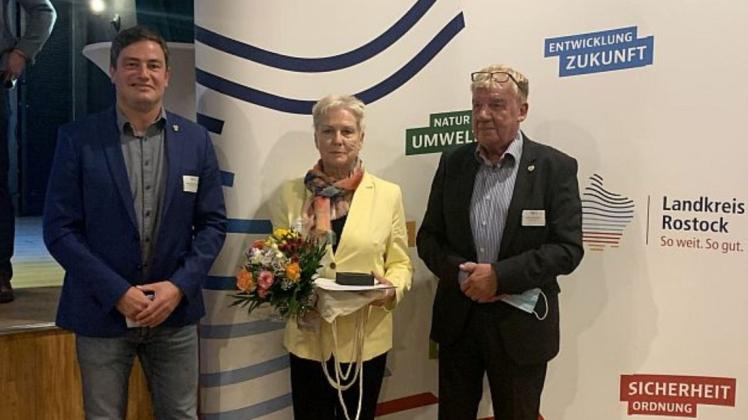 Im vergangenen Jahr ehrten Landrat Sebastian Constien (l.) und Kreissportbundvorsitzender Uwe Neumann unter anderem Pia Hasenjäger vom Gnoiener SV 24.