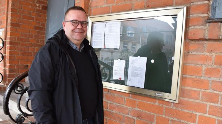 Von Info-Schaukästen wie das am Gadebuscher Rathaus, soll es noch mehr in Gadebusch und den Ortsteilen geben, verspricht Bürgermeister Arne Schlien.