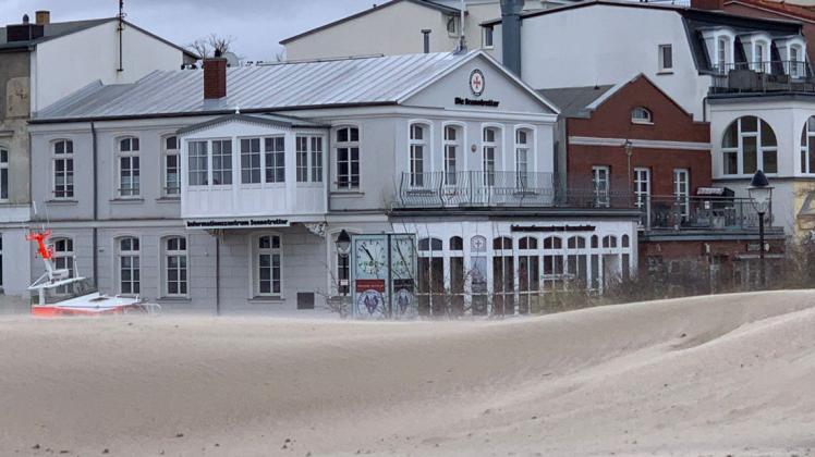 Der starke Wind sorgte dafür, dass Warnemünde versandete. Der starke Wind sorgte dafür, dass Warnemünde versandete.