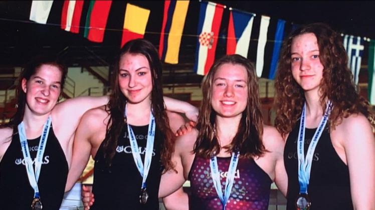 Das Quartett (von links) Emelie Möller, Neele Meyer, Valerie Jachmann, Alma Kellermann stellte über 4x100 Meter Flossenschwimmen einen neuen deutschen Jugendrekord für Vereinsmannschaften auf