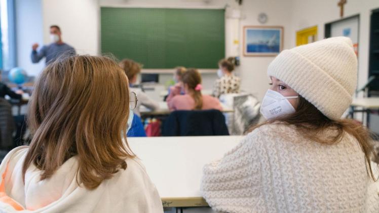 Maske tragen stört viele Schüler. Maske tragen stört viele Schüler.