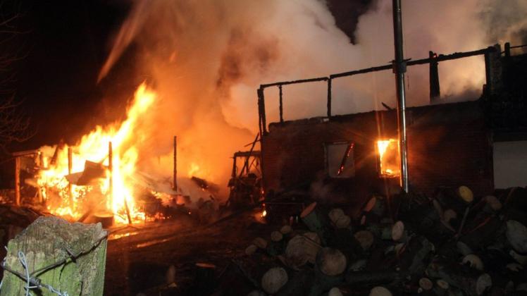 Ein Scheunenbrand in der Nacht zum Donnerstag in Bobzin verursachte einen Schaden von etwa 80.000 Euro.