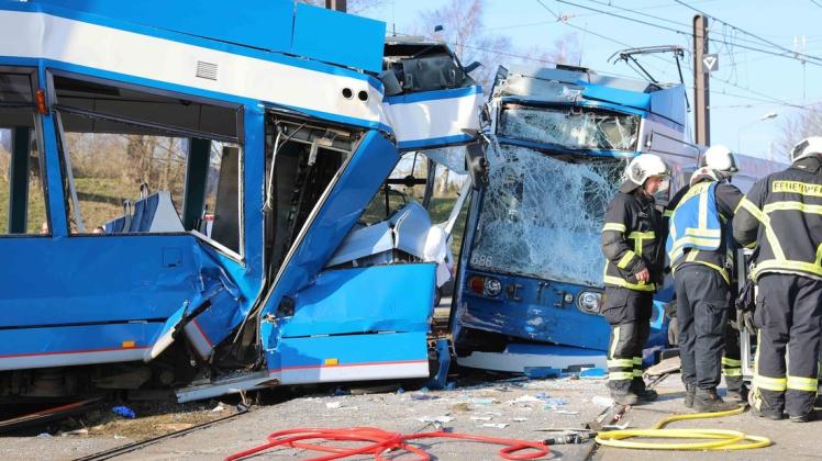 In der Rostocker Südstadt stießen am Mittwoch zwei Straßenbahnen frontal zusammen. 26 Menschen wurden teilweise schwer verletzt.