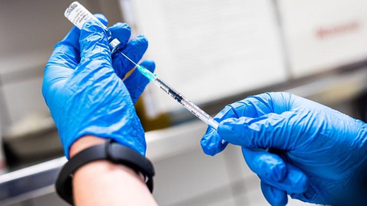 Impfungen gegen das Coronavirus setzt das mobile Impfteam des Landkreises Nordwestmecklenburg am Donnerstag im Rathaus in Neukloster. Das Angebot richte sich insbesondere an ungeimpftes Pflegepersonal.
