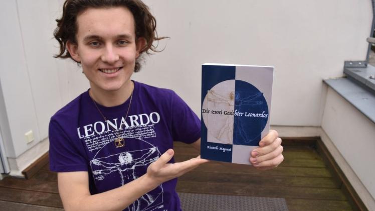 Der Warnemünder Niklas Innocenti (20) hat mit knapp 19 Jahren angefangen, das Sachbuch ,Die zwei Gesichter Leonardos' vom italienischen Autor Riccardo Magnani zu übersetzen. Jetzt liegt es vor.