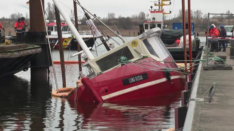 Der vor knapp zwei Wochen im Rostocker Stadthafen gesunkene Fischkutter „Luna Rossa“ ist am Donnerstag geborgen worden.