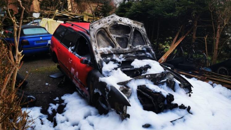Motorraum ausgebrannt und mit Schaum gelöscht: Als die Feuerwehr eintraf, war das Auto nicht mehr zu retten.
