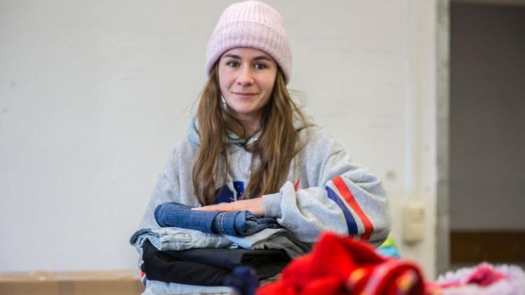 Tatjana ist vor drei Tagen aus der Ukraine geflohen und in Schwerin angekommen. Die 24-Jährige hilft jetzt anderen Flüchtlingen.