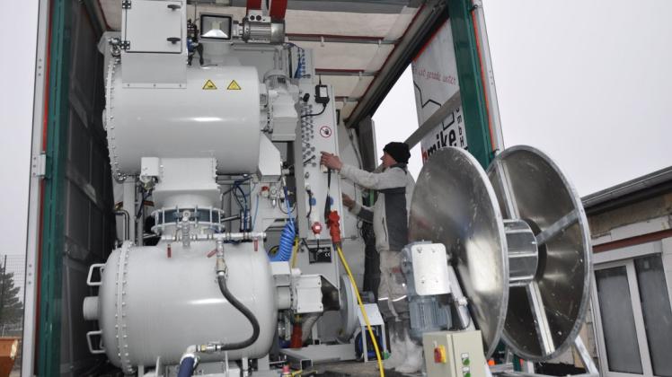 Sven Hubert setzt die selbstfahrende Arbeitsmaschine in Betrieb. Sven Hubert setzt die selbstfahrende Arbeitsmaschine in Betrieb.