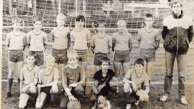 Dieses Archivfoto zeigt die Kinderfußballmannschaft des TSV Bützow im Jahr 1982 mit Übungsleiter Werner Kollek. Bilder wie diese werden noch gesucht.