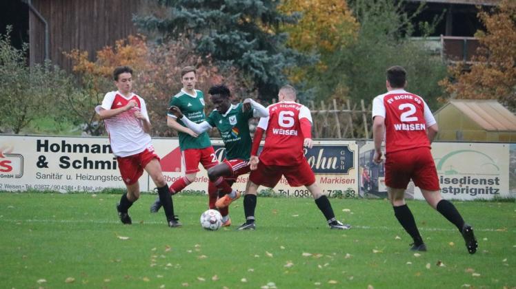 Veritas-Spieler Ibi Touray (M., hier gegen Weisen) und sein Team wollen es am Samstag gegen Union Neuruppin besser machen als zuletzt gegen Nauen. Veritas-Spieler Ibi Touray (M., hier gegen Weisen) und sein Team wollen es am Samstag gegen Union Neuruppin besser machen als zuletzt gegen Nauen.