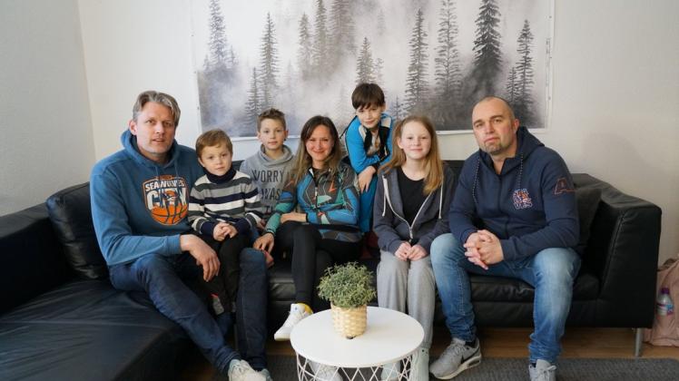 Sportdirektor Jens Hakanowitz (l.) und Klubchef André Jürgens (r.) begrüßten am Mittwoch eine Mutter mit ihren vier Kindern, 6, 10, 11 und 13 Jahre alt, in Rostock. Sportdirektor Jens Hakanowitz (l.) und Klubchef André Jürgens (r.) begrüßten am Mittwoch eine Mutter mit ihren vier Kindern, 6, 10, 11 und 13 Jahre alt, in Rostock.