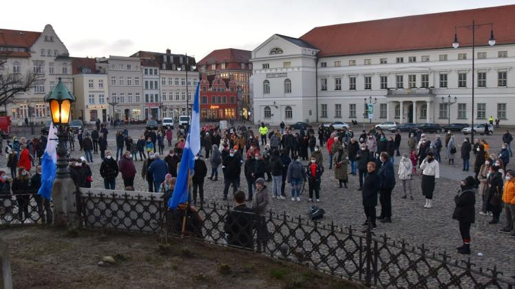 Am Ende versammelten sich laut Polizei 250 Menschen auf dem Markt in Wismar, um für Frieden in der Ukraine zu demonstrieren.