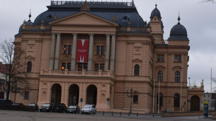 Das Mecklenburgische Staatstheater hat den Theaterball für dieses Jahr coronabedingt abgesagt.