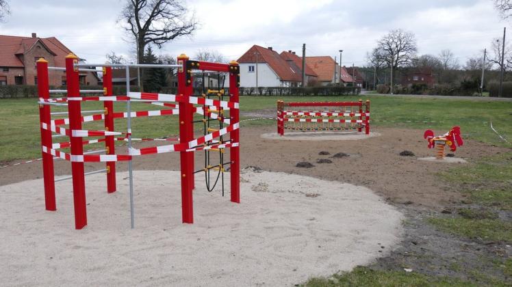 Noch ist der Spielplatz in Klein Krams mit Flatterband abgesperrt. Am 7. März soll der Tüv ihn abnehmen. Noch ist der Spielplatz in Klein Krams mit Flatterband abgesperrt. Am 7. März soll der Tüv ihn abnehmen.