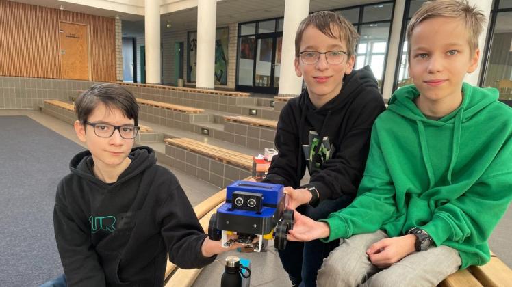 Sie brachten den kleinen Roboter zum Laufen und bekamen dafür einen Preis: Emil Köhler sowie Jakob und Gustav Kubeler (v.l.) vom Bützower Gymnasium.