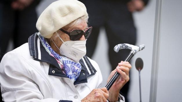 Die 96-jährige Irmgard F. ist der Beihilfe zum Mord in 11.000 Fällen angeklagt. Die 96-jährige Irmgard F. ist der Beihilfe zum Mord in 11.000 Fällen angeklagt.