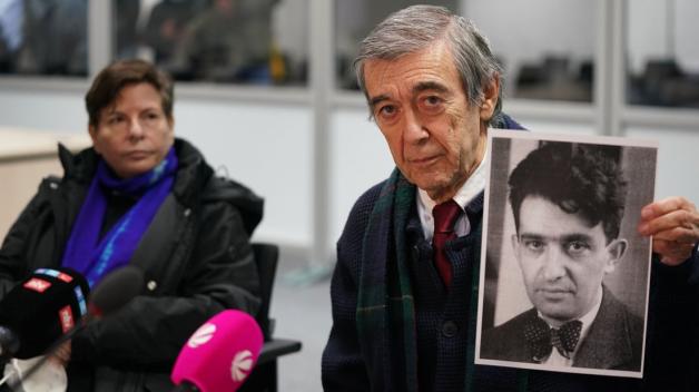 Der KZ-Überlebende und Zeuge Josef Salomonovic hält nach dem Prozess ein Foto seines Vaters Erich im Gerichtssaal hoch. Der Vater wurde im September 1944 im Konzentrationslager Stutthof ermordet.