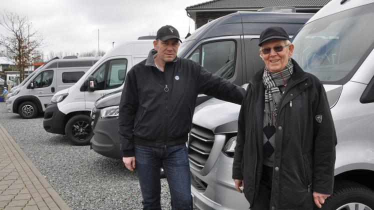 Vor 25 Jahren hat René Tank (links) zusammen mit seinem Vater Heinz das Unternehmen in Dänischenhagen gegründet.