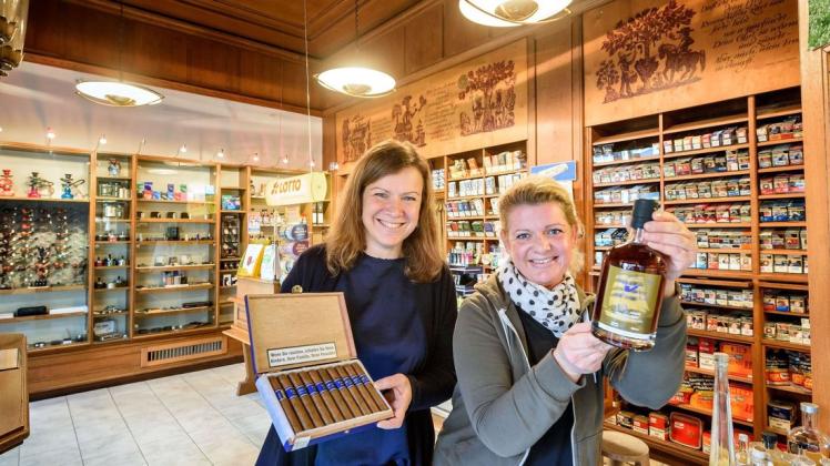 Die beiden Töchter der Familie Nitz führen heute die Tabak Nitz OHG: Antje Hoffmann (l.) und Andrea Nitz.