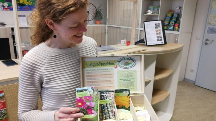 Mandy Botzler von der Touristinformation Dömitz präsentiert die neue Saatgut-Tauschbox.