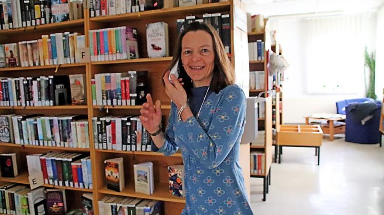 Bibliotheksleiterin Silke König ist immer in Action. Deshalb sind diese alten Regale hinter ihr inzwischen Geschichte. Ab dem 1. März erwartet die Leser hier eine moderne Überraschung.
Ab dem 1. März betritt der Leser eine ganz moderne Stadtbibliothek in Neukloster.