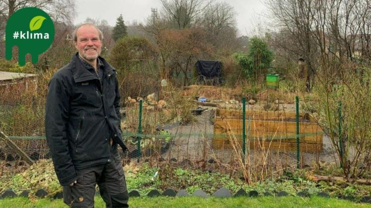 Der neue Naturschutzbeauftragte Dr. Ralph Müller verbringt täglich viel Zeit im Freien: ob mit Hündin, im Garten wie hier in Klues oder als Imker.