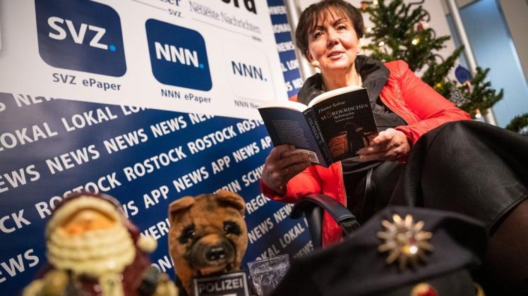 Diana Salow bei einer Lesung im medienhaus.nord. Nun veröffentlicht die Schweriner ihren neuen Ostseekrimi zum Start in die Krimi-Saison 2022.