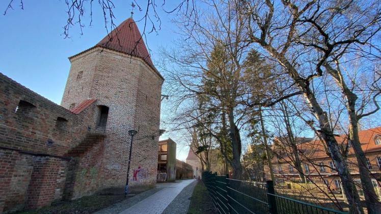 Der Lagebuschturm aus dem 16. Jahrhundert am Steintor ist der letzte erhaltene Stadtmauerturm in Rostock.